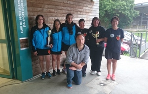 Les Finalistes F3 Murielle Chaillou, Muriel N'Guyen, Maïté Perrault (Port des Barques) Carole Etien, Rolande Thevenet, Isabelle Vigier (Royan, Tonnay Charente) avec Michel Foreau, président CBD72