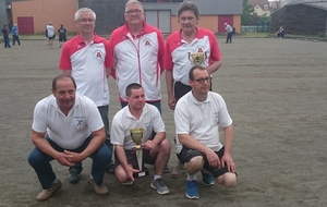 Les finalistes M4 : debouts : Gilles Cantet, Marc Rolland, Antoine Santa-Ana (Luçon), accroupis : Bernard Lebreton, Yoan Chataignier, Noël Brunet (Neuvillalais)