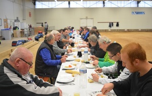 concentré sur son assiette