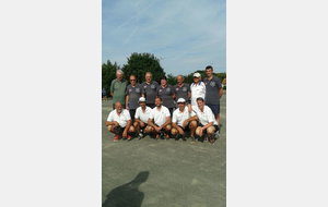 Les finalistes M3, en compagnie de Jacques Briffault, président du CBD et de Michel Gaulin, arbitre de la compétition