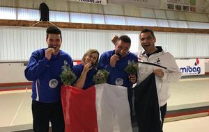Aurélien Corbihan, Meriem Tahraoui, Eddy Rouault avec leur médaille de bronze, accompagnés de Mickaël Rouault
