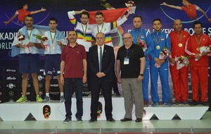 Le podium mondial avec les champions du monde monégasques Laugier-Garcia, le vice-champions argentins Apez et Pretto, et les médaillés de bronze serbes Milakovic et Butorac ainsi que marocains El-Guamouss et El-Majdaoui (photo Mondiale Mersin 2019) 