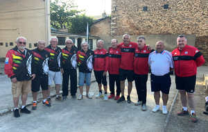 L'équipe gagnante de REUILLY (Bergin) en rouge et les finalistes de BOURGES (Jouanin)
