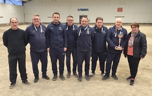 L'équipe de l'UBP Le Mans accompagnée de P Roullet, président de la ligue et de V Gouret, présidente du CBD 44