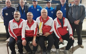 FINALISTE: debout MEFFRAY - NOYEN SUR SARTHE et assis ROGER - LUCON
A gauche: arbitre Benoist Michenaud et a droite président SBLC Michel Herbreteau