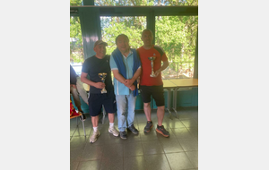 Franck Lambert (Noyen) et Christophe Jullien (JSA), finalistes en M3, avec Michel Foreau, trésorier du CBD