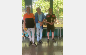 Arnaud Vegreville (EBMN) et Pascal Conte (La Ferté Bernard), finalistes en M4, avec Michel Foreau, trésorier du CBD