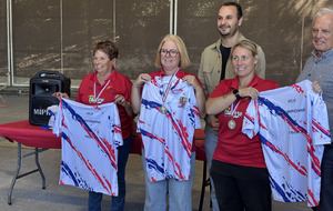 Les féminines vice-championnes de France en compagnie du maire et de l'adjoint au sport de la ville d'Allonnes