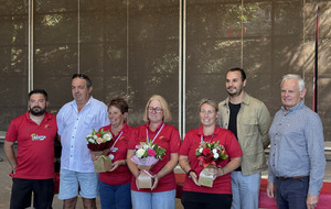 Les féminines vice-championnes de France en compagnie du président de la section sport-boules des JSA, du président du CBD, du maire et de l'adjoint aux sports de la ville d'Allonnes