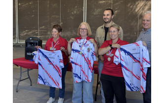 Les féminines vice-championnes de France en compagnie du maire et de l'adjoint au sport de la ville d'Allonnes