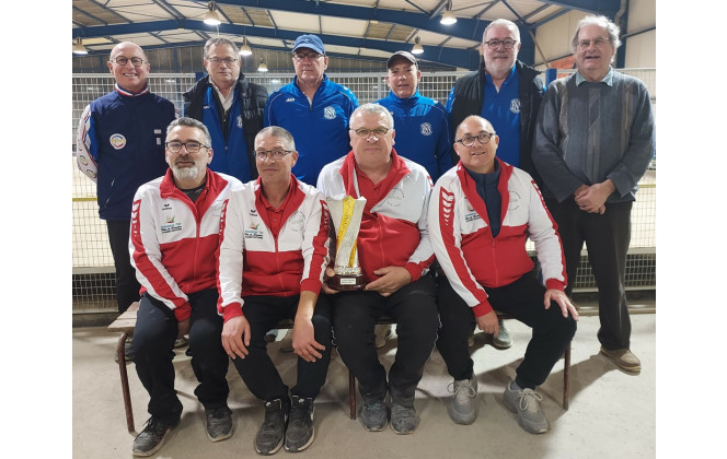 FINALISTE: debout MEFFRAY - NOYEN SUR SARTHE et assis ROGER - LUCON
A gauche: arbitre Benoist Michenaud et a droite président SBLC Michel Herbreteau