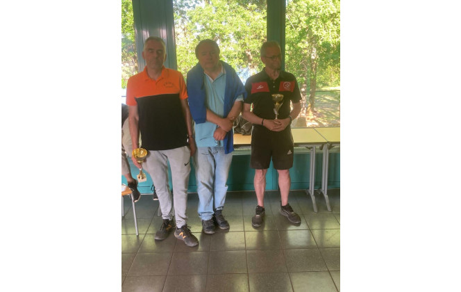 Arnaud Vegreville (EBMN) et Pascal Conte (La Ferté Bernard), finalistes en M4, avec Michel Foreau, trésorier du CBD