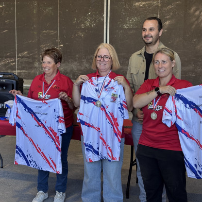 Inauguration terrains allonnes - Les féminines vice-championnes de France en compagnie du maire et de l'adjoint au sport de la ville d'Allonnes